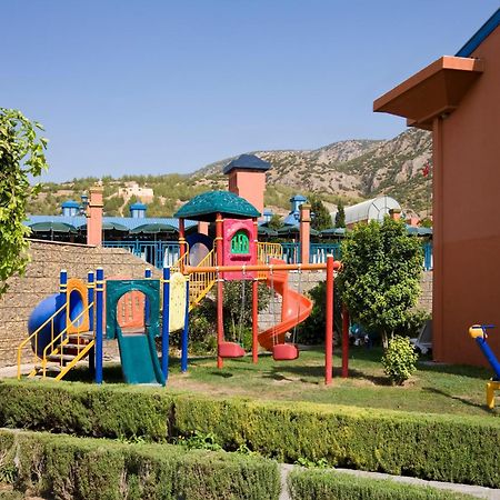 克洛萨泰马尔温泉酒店 Karahayit  外观 照片 Playground at the hotel