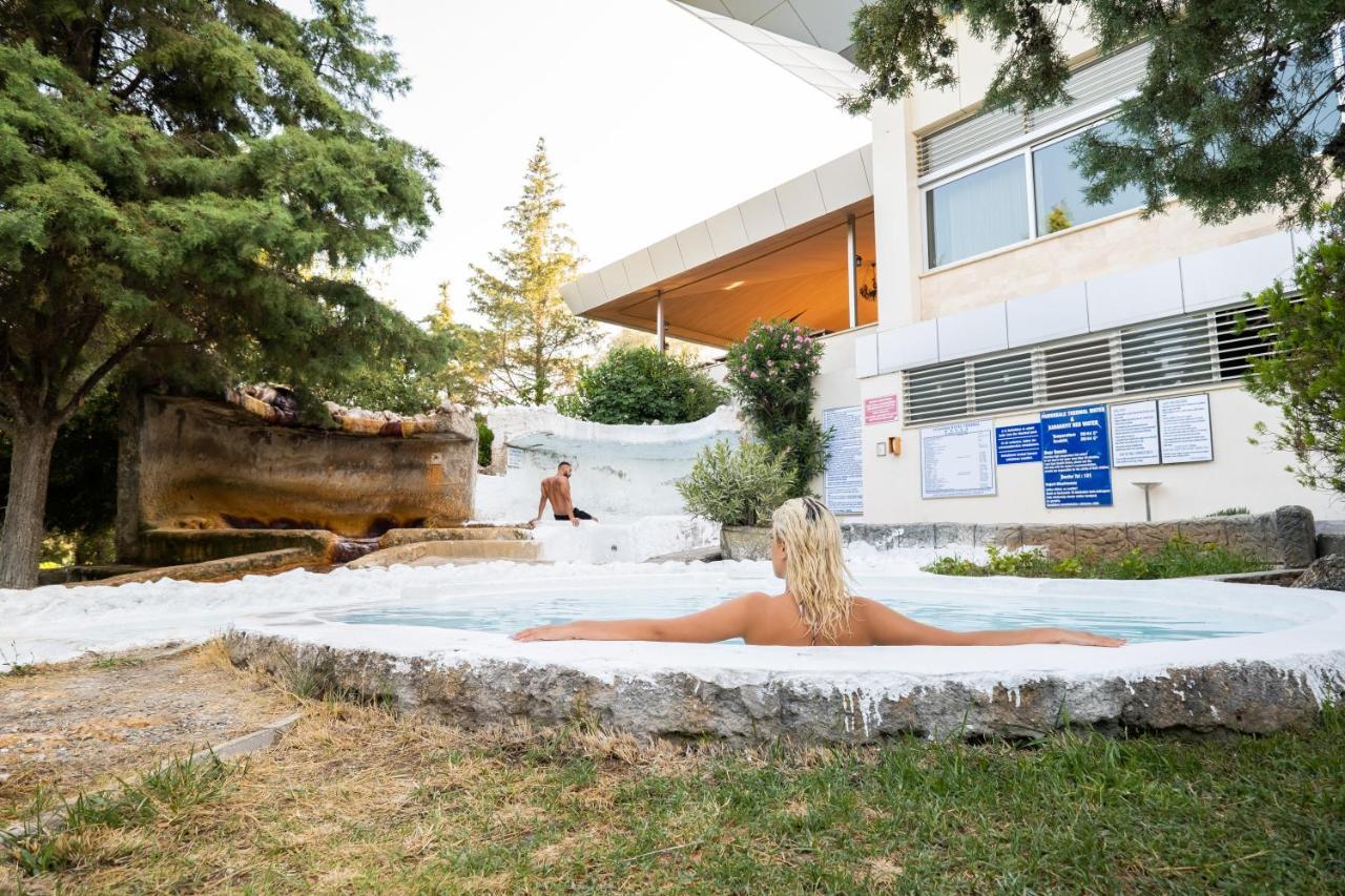 克洛萨泰马尔温泉酒店 Karahayit  外观 照片 A woman bathing in the thermal waters of the spa